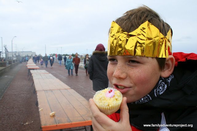 Eating cake Eating cake