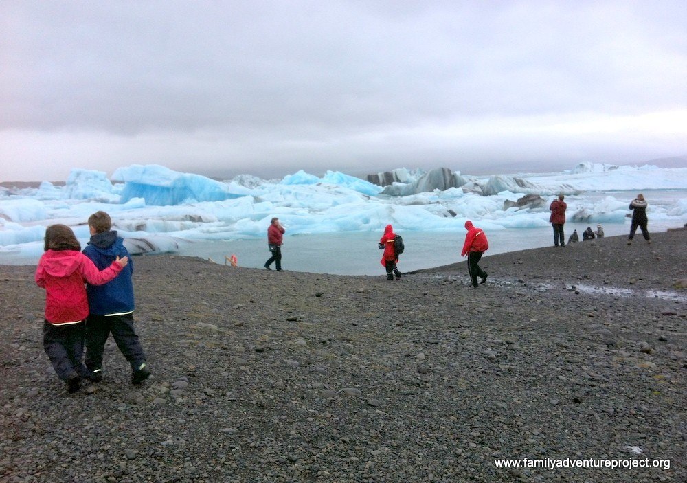 People watching icebergs at Jokulsarlon People watching icebergs at Jokulsarlon
