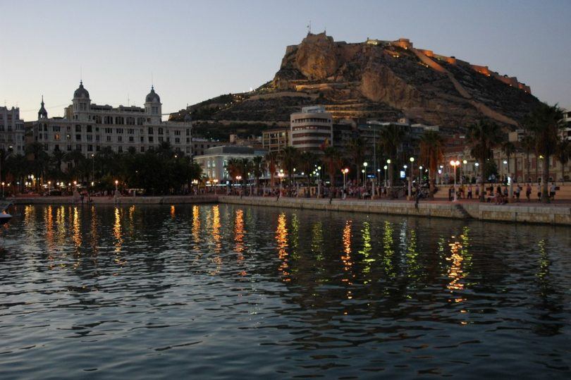 Alicante al atardecer. Image by Carlos de Vega