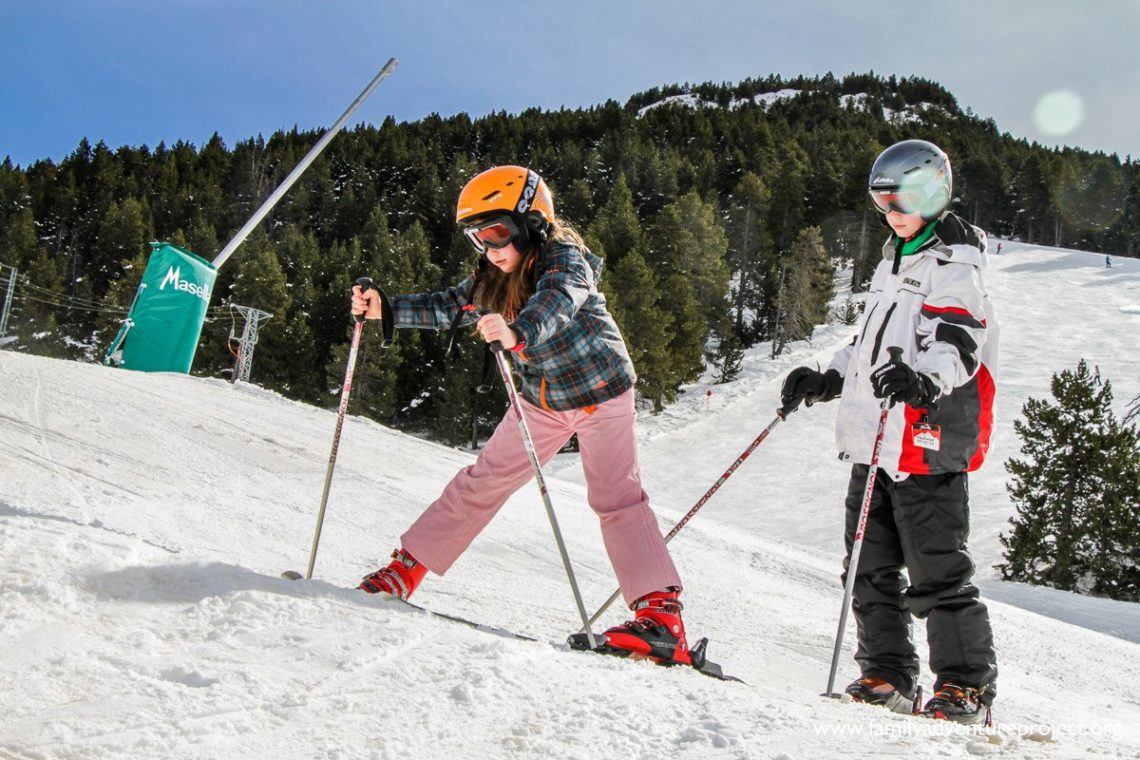 Family learning to ski in La Masella Pyrenees
