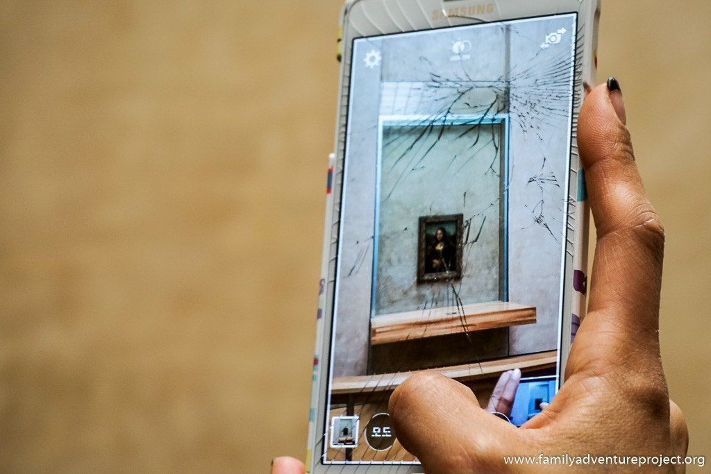 Mona Lisa through a cracked screen