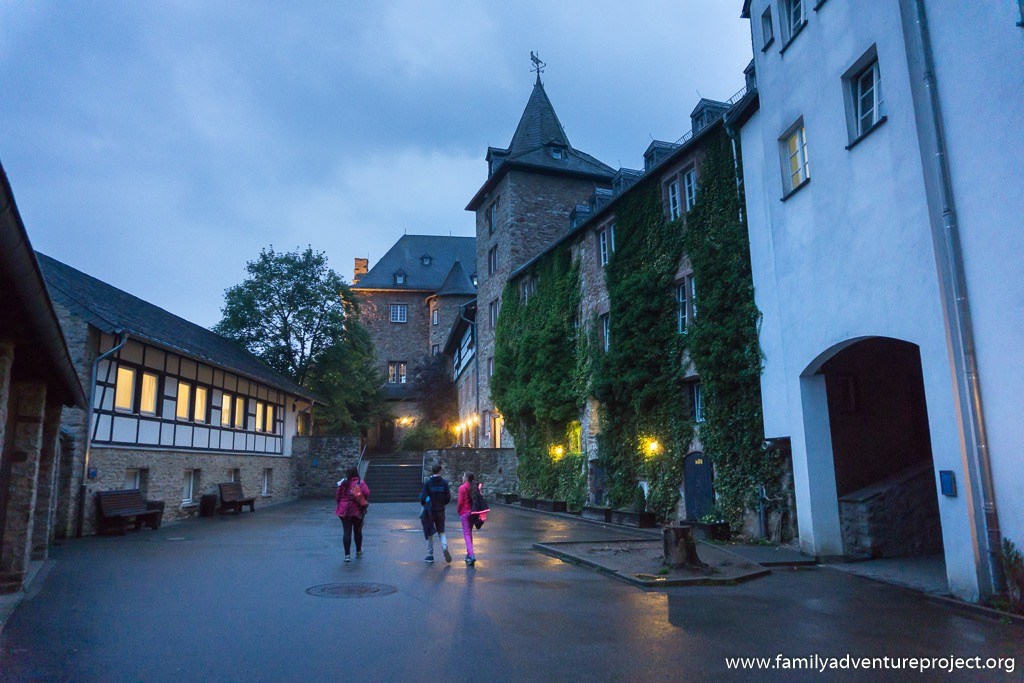 Burg Blankenheim at night