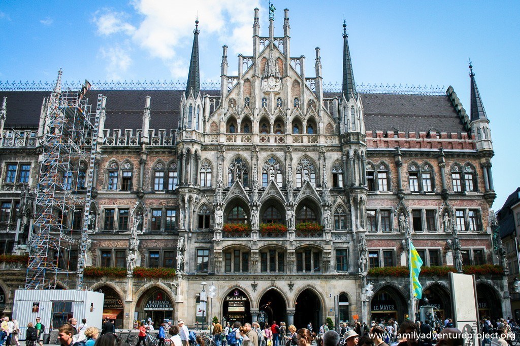 Glockenspiel at the Ratskeller in Munich