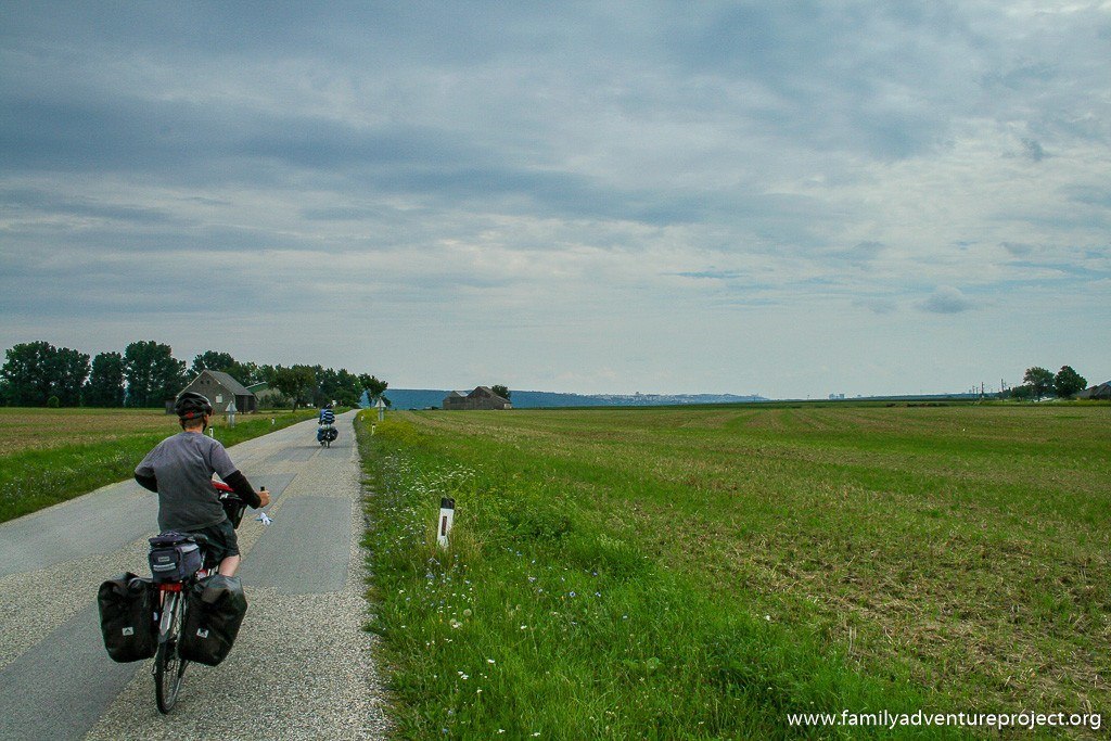 Cycling towards Bratislava 