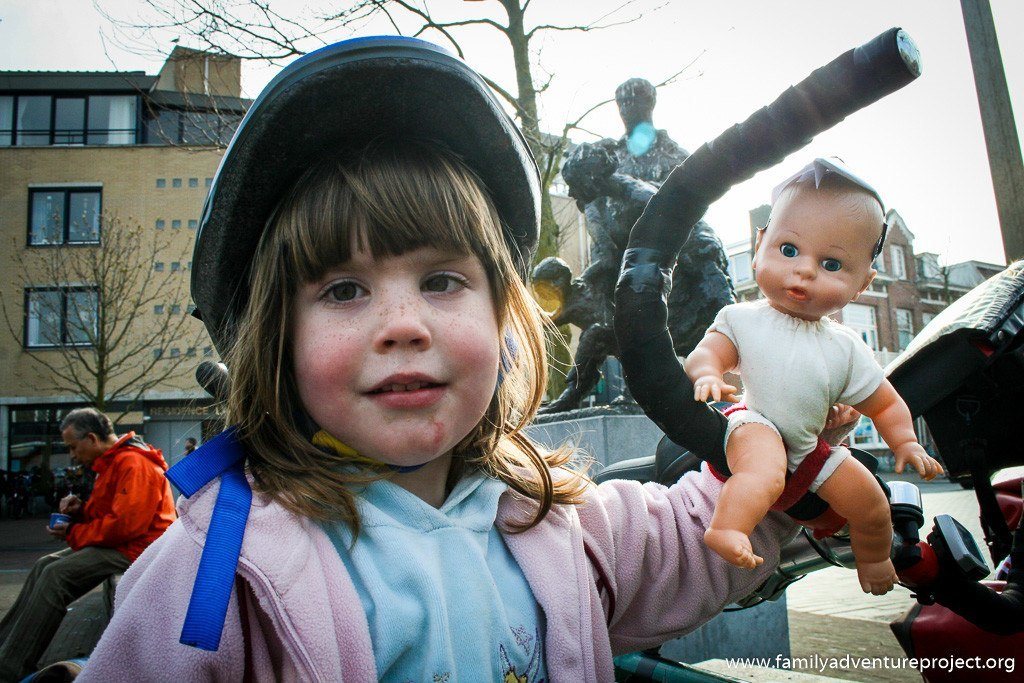 Dolly rides the Tandem